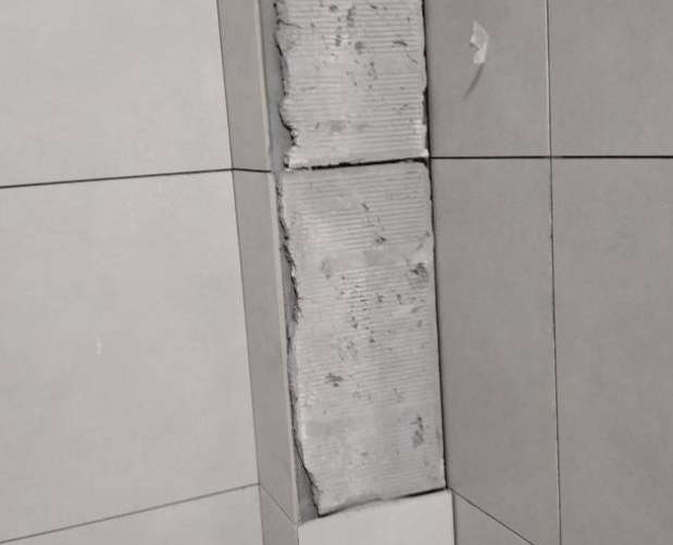宜良瓷砖空鼓维修公司分享下瓷砖施工前基层浇水润湿程度不足，可能导致以下问题